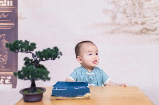 新野宝宝眼睛突然肿了